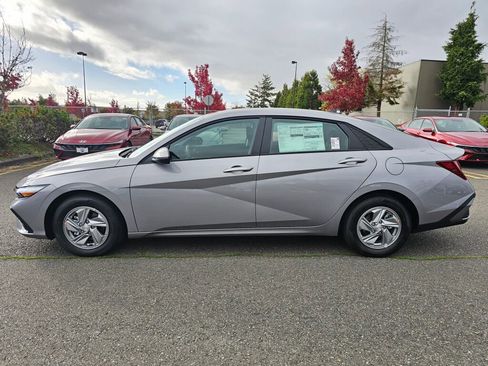 New 2025 Hyundai Elantra SE image 4