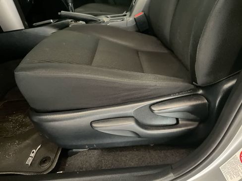Used 2018 Toyota RAV4 LE image 12