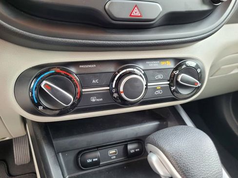 Certified 2025 Kia Soul LX w/ LX Technology Package image 21