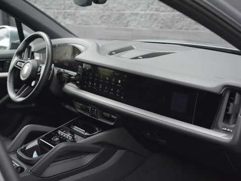 Certified 2025 Porsche Cayenne AWD/4WD image 25