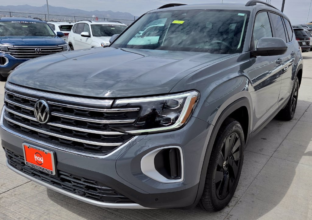 Used 2025 Volkswagen Atlas SE w/ Panoramic Sunroof Package FWD image 2