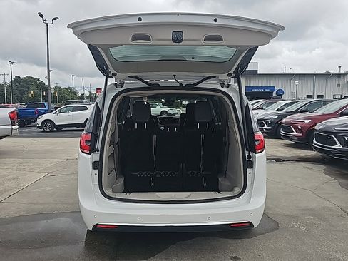 Used 2022 Chrysler Pacifica Touring-L image 6