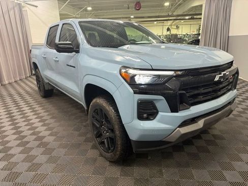 Used 2025 Chevrolet Colorado Z71 w/ Technology Package AWD/4WD image 3