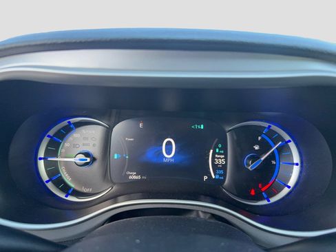 Used 2024 Chrysler Pacifica Limited FWD image 16