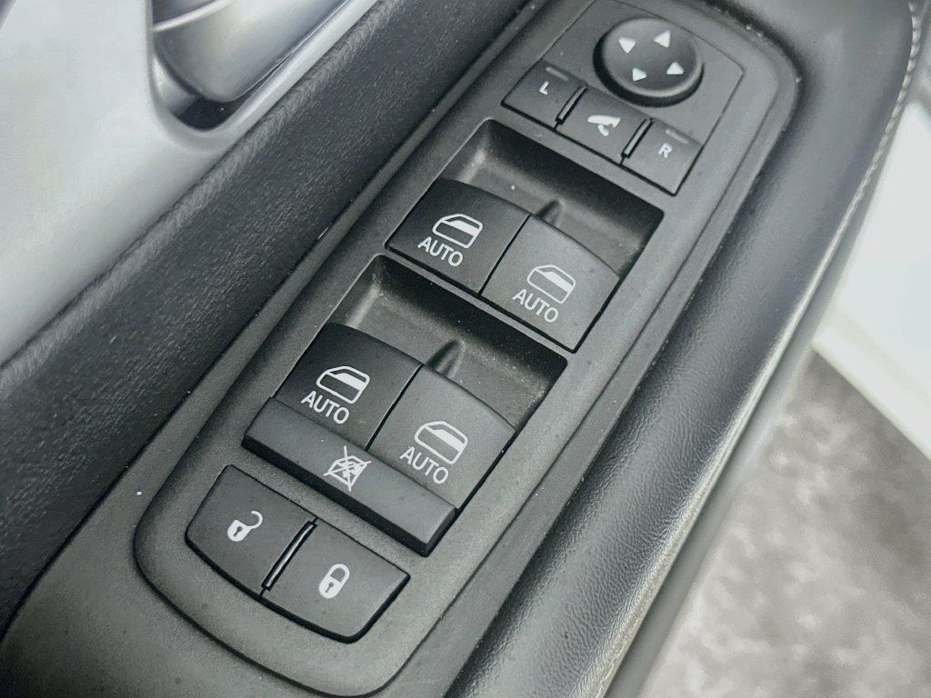 Used 2025 Chrysler Pacifica Limited FWD image 22