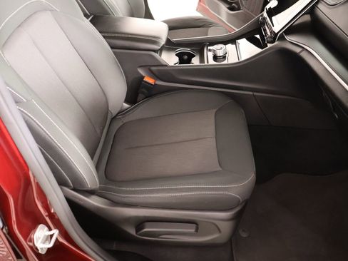 Used 2024 Jeep Grand Cherokee Laredo X image 12