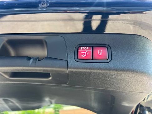 Used 2025 Mercedes-Benz GLB 250 4MATIC image 17