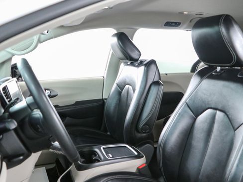Used 2024 Chrysler Pacifica Touring-L FWD image 23