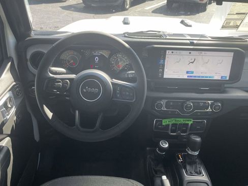 New 2025 Jeep Gladiator Sport image 10