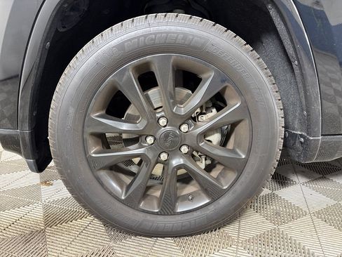 Used 2018 Jeep Grand Cherokee Altitude RWD image 12