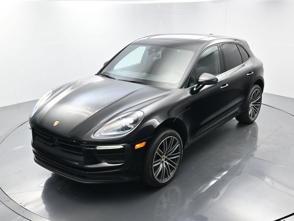 Certified 2025 Porsche Macan AWD/4WD image 32
