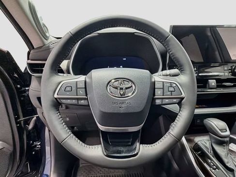 Certified 2026 Toyota Highlander Limited AWD/4WD image 9