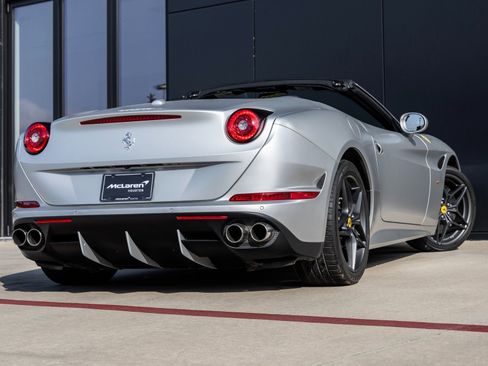 Used 2015 Ferrari California T image 9
