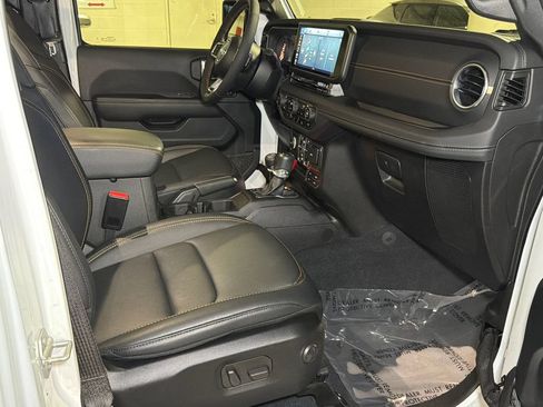 Used 2024 Jeep Wrangler Unlimited Sahara AWD/4WD image 10