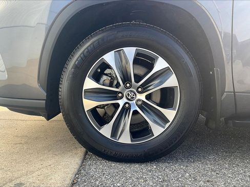 Used 2023 Toyota Highlander XLE image 11