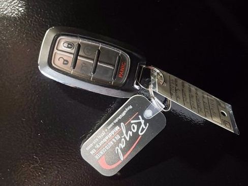 Used 2024 Chrysler Pacifica Limited image 36