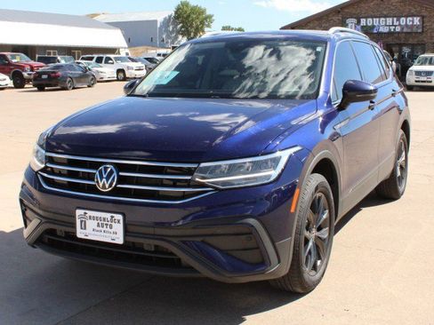 Used 2024 Volkswagen Tiguan SE w/ Panoramic Sunroof Package AWD/4WD image 2