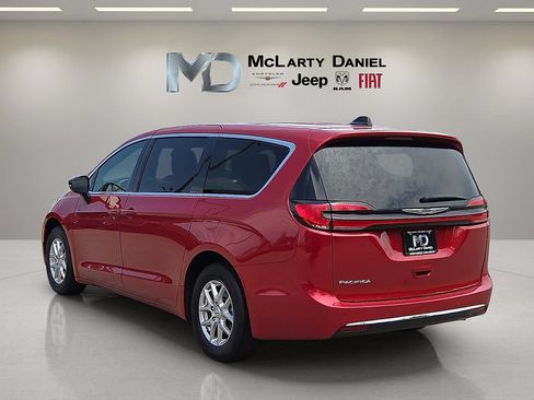 Used 2025 Chrysler Pacifica Select FWD image 4