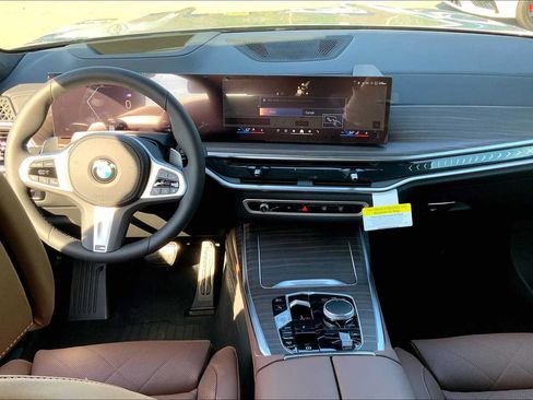 Used 2025 BMW X7 xDrive40i w/ M Sport Package AWD/4WD image 5