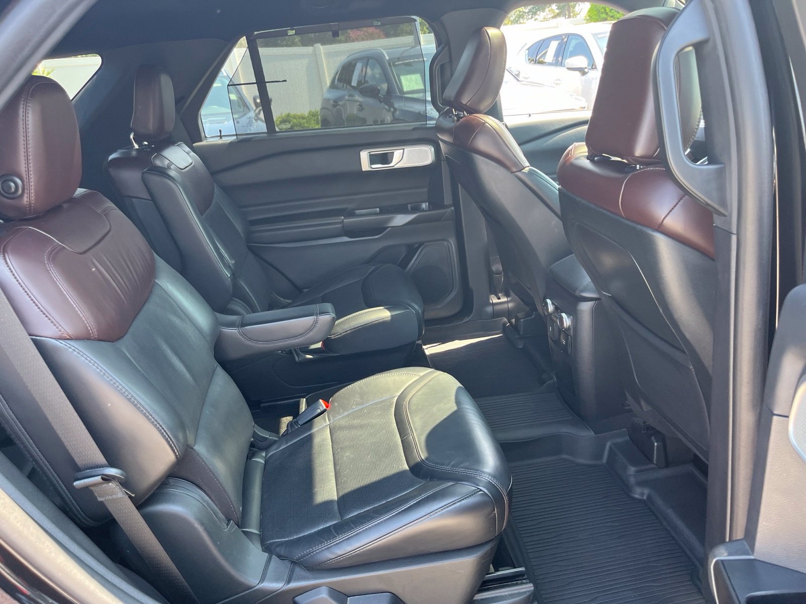 Used 2020 Ford Explorer Platinum w/ Premium Technology Package AWD/4WD image 36