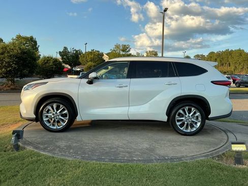 Used 2023 Toyota Highlander Limited FWD image 4