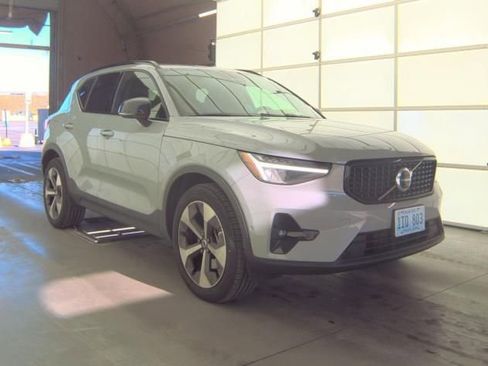 Used 2025 Volvo XC40 B5 Plus image 4