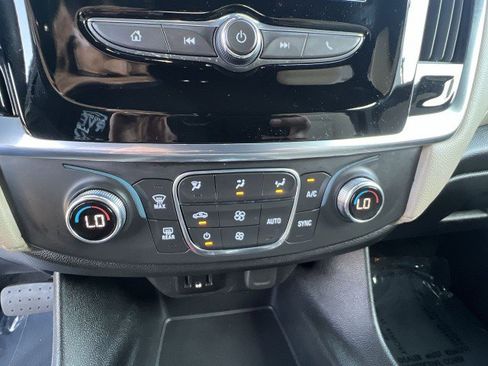 Used 2022 Chevrolet Traverse LS image 17