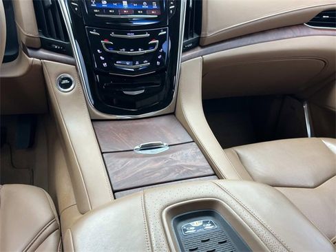 Used 2016 Cadillac Escalade Platinum image 17