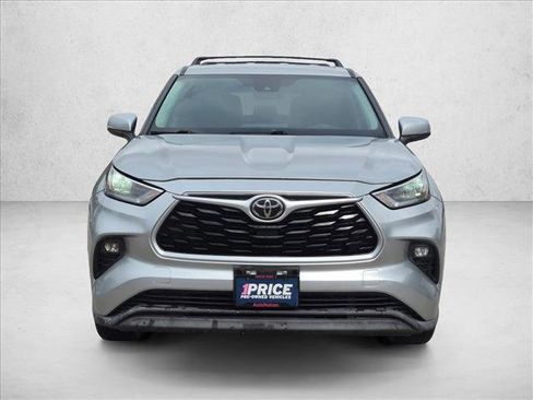 Used 2020 Toyota Highlander LE FWD image 2
