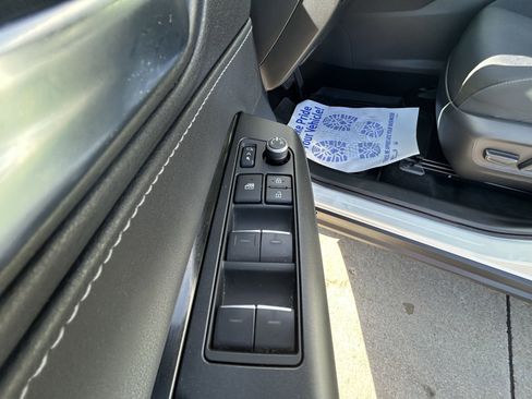 Certified 2021 Toyota Venza LE image 16