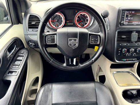 Used 2018 Dodge Grand Caravan SXT image 21