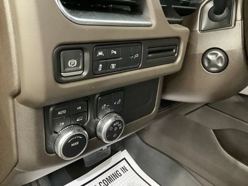 Used 2022 GMC Yukon SLT w/ SLT Luxury Package AWD/4WD image 16