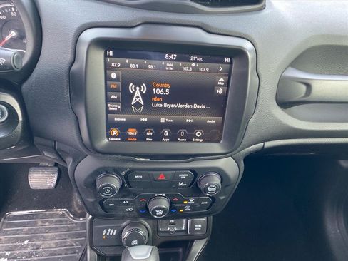 Used 2023 Jeep Renegade Latitude AWD/4WD image 11