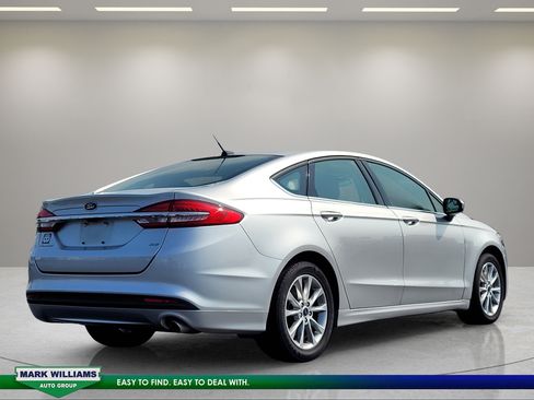 Used 2017 Ford Fusion SE FWD image 4