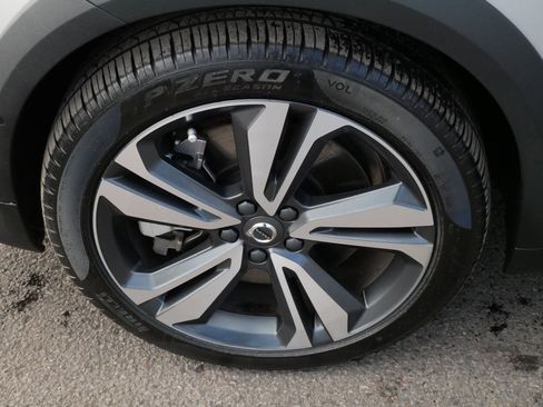 Used 2025 Volvo V60 B5 Cross Country Plus image 15