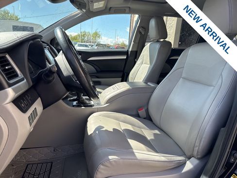 Used 2019 Toyota Highlander XLE AWD/4WD image 17