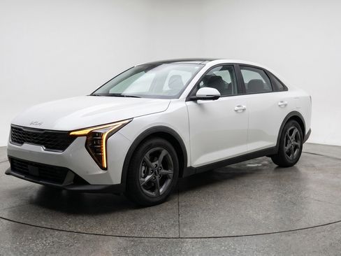 Used 2025 Kia K4 LXS FWD image 3