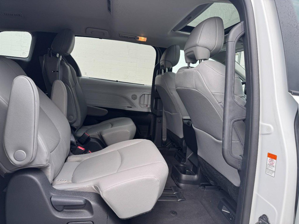 Used 2025 Toyota Sienna XLE FWD image 18