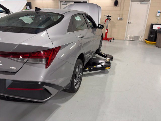 Used 2025 Hyundai Elantra Limited FWD image 5