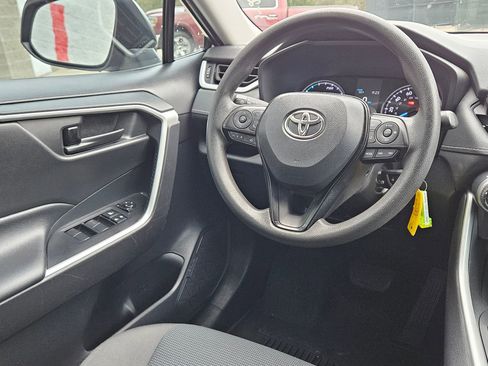 Used 2021 Toyota RAV4 LE image 9