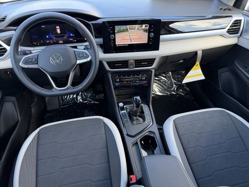 New 2026 Volkswagen Taos SE image 12