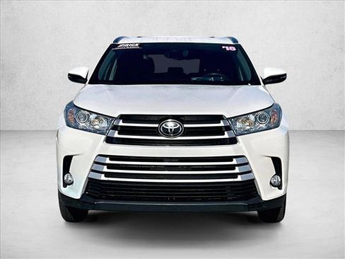 Used 2018 Toyota Highlander XLE image 3