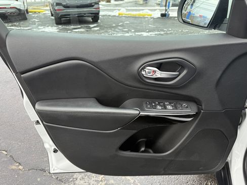 Used 2019 Jeep Cherokee Latitude Plus image 9