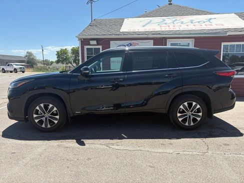 Used 2022 Toyota Highlander XLE image 3