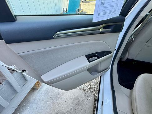 Used 2017 Ford Fusion SE w/ Fusion SE Technology Package FWD image 26