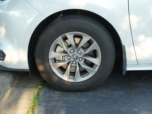 Used 2025 Toyota Sienna XLE w/ XLE Plus Package FWD image 2