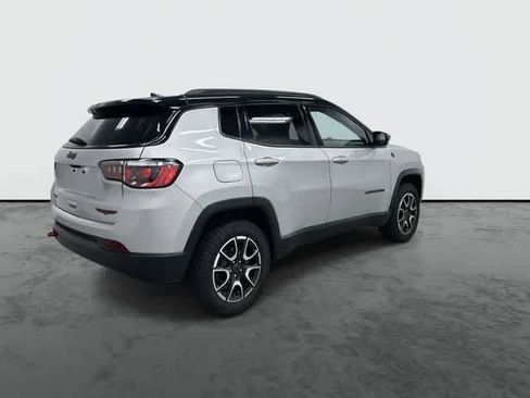 Used 2025 Jeep Compass Trailhawk AWD/4WD image 4