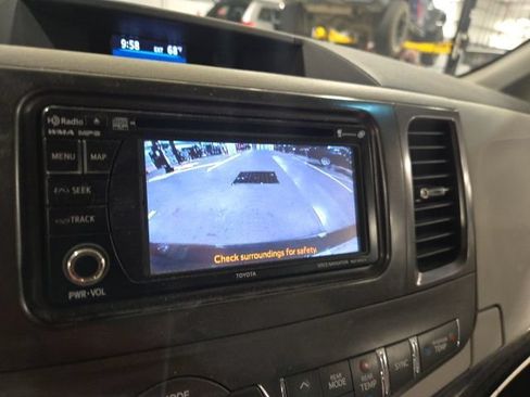 Used 2013 Toyota Sienna LE w/ Towing Pkg FWD image 17