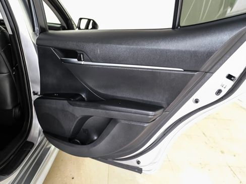 Used 2018 Toyota Camry SE FWD image 39