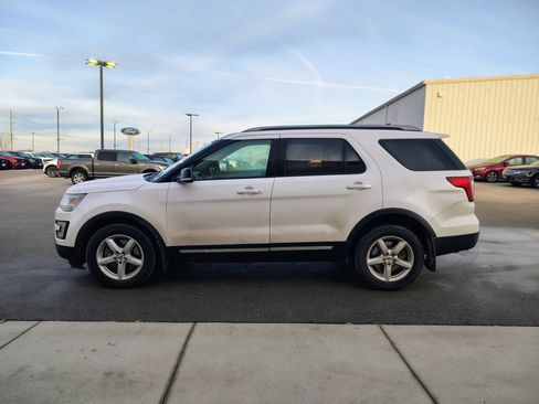 Used 2016 Ford Explorer XLT w/ Equipment Group 202A image 4